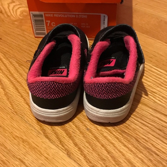 Nike Revolution Sneakers size 7 - Picture 3 of 4